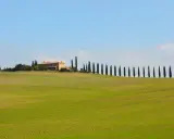 Colline verdi toscane con cipressi e un casale, perfetto per un itinerario toscana 5 giorni da sogno.