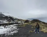 Escursione invernale sull'Etna, un'idea su dove andare in Sicilia con i bambini per un'avventura unica tra neve e vulcani.