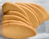 Biscotti dorati, fragranti e dalla forma allungata, un classico tra i dolci tipici di Pavia, pronti per essere gustati.