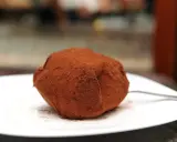 Un tartufo al cacao, un dolce da provare per scoprire cosa mangiare in Calabria.