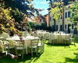 Tavoli apparecchiati in giardino, un'idea perfetta per cosa fare in campagna: un banchetto all'aperto sotto il sole.