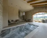 Jacuzzi interno con vista panoramica, ideale per una spa per bambini in Piemonte. Relax e divertimento assicurati tra le colline.