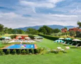 Agriturismi per bambini con piscina e gonfiabile a forma di unicorno, circondati da verde e colline.