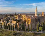 Pienza, gioiello rinascimentale, svela la sua storia tra palazzi e cipressi al tramonto.