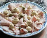 Fettine sottili di vitello con salsa tonnata e capperi, un classico delle specialità piemontesi.