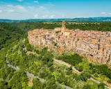 Pitigliano, la "piccola Gerusalemme", aggrappata alla rupe tufacea. Un borgo medievale da scoprire, tra vicoli e panorami mozzafiato.