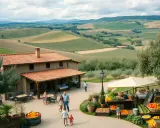 Un incantevole scorcio di un viaggio in Toscana: una casa colonica con tetto in cotto, circondata da dolci colline verdi e un mercato di prodotti freschi.