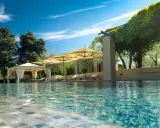 Piscina con lettini e ombrelloni in un agriturismo particolare nel Lazio, immerso nel verde.