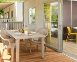Tavolo apparecchiato su un patio in legno, ideale per chi cerca hotel che accettano cani in Toscana.