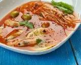 Gamberi in salsa rossa con olive e limone, un assaggio dei piatti tipici di Ancona.