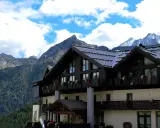 Agriturismi in Trentino Alto Adige per famiglie: un rifugio alpino con vista sulle montagne, ideale per vacanze indimenticabili.