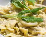 Casoncelli alla bergamasca, un piatto tipico bergamasco, conditi con burro fuso, salvia e abbondante grana.