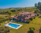 La tenuta Quvestra, immersa tra dolci colline e vigneti, offre una villa con piscina e un panorama mozzafiato.