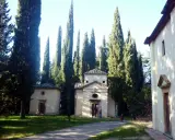 Il complesso della Gerusalemme di San Vivaldo, con le sue cappelle e i cipressi svettanti, evoca un'atmosfera di pace e spiritualità.