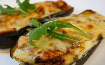 Melanzane ripiene al forno, un sapore autentico di mangiare calabrese, guarnite con rucola fresca.