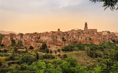 Pitigliano, un gioiello da scoprire: ecco cosa visitare in Toscana in 1 giorno, arroccato su una rupe tufacea.