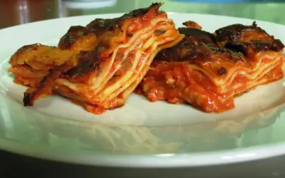 Lasagne al forno, un classico da provare per scoprire cosa mangiare nelle Marche. Gusto e tradizione in un piatto.