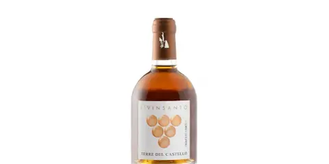 Bottiglia di vinsanto toscano Terre del Castello, un nettare dorato pronto per essere gustato.