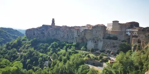 Pitigliano, la "Piccola Gerusalemme", domina la valle. Un gioiello per i tuoi itinerari Maremma, arroccato su tufo.