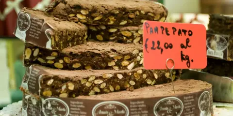 Panpepato, dolce tradizionale con frutta candita e mandorle, un'origine ricca di sapori. Prezzo €22,00 al kg.
