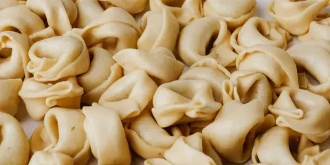 Tortellini freschi, un classico delle specialità romagnole, pronti per essere gustati in un piatto fumante.