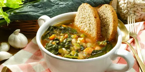 Zuppa di cavolo nero e fagioli, uno dei piatti tipici toscani, servita con pane tostato.