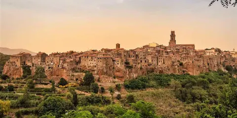 Pitigliano, un gioiello da scoprire: ecco cosa visitare in Toscana in 1 giorno, arroccato su una rupe tufacea.