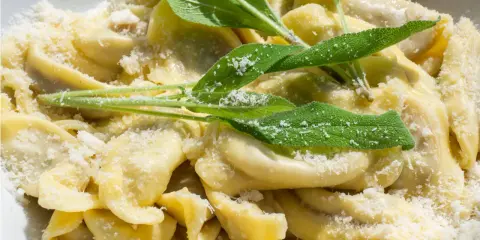 Casoncelli alla bergamasca, un piatto tipico bergamasco, conditi con burro fuso, salvia e abbondante grana.