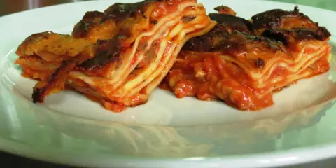 Lasagne al forno, un classico da provare per scoprire cosa mangiare nelle Marche. Gusto e tradizione in un piatto.
