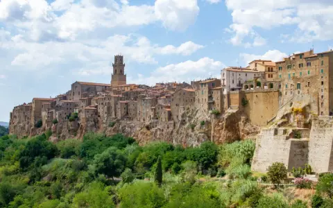 Un suggestivo tour della Maremma: Pitigliano, la "Piccola Gerusalemme", arroccata su una rupe tufacea, domina il paesaggio verdeggiante.