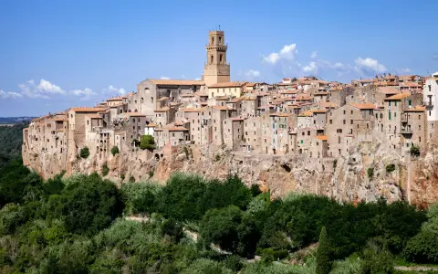 Pitigliano, la "Piccola Gerusalemme", arroccata su uno sperone di tufo. Ecco cosa vedere a Pitigliano in mezza giornata: un borgo medievale incantevole.