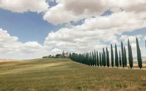 Colline toscane con cipressi e casale, ideale per un trekking 2 giorni Toscana.