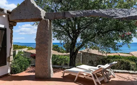 Terrazza con lettini e vista mare, un angolo di pace negli agriturismi in Sardegna.