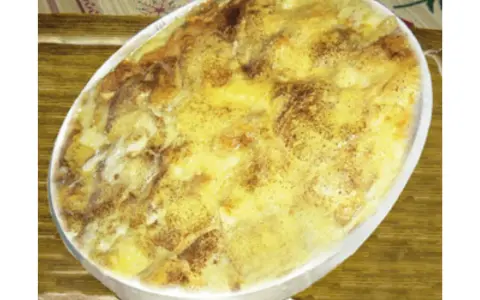 Piatto tipico valdostano: una torta dorata e spolverata di cannella, pronta per essere gustata.