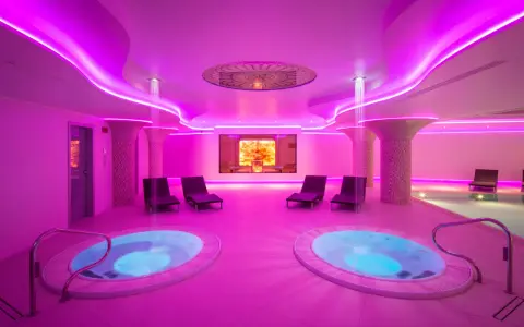 Jacuzzi luminosi e lettini relax in un'oasi di benessere. Un'esperienza da sogno per una spa per bambini in Umbria.