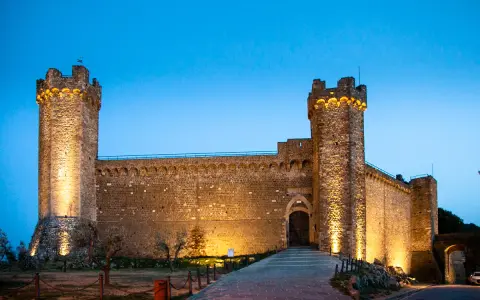 Fortezza di Montalcino illuminata di sera, un luogo imperdibile tra le 10 cose da vedere a Montalcino.