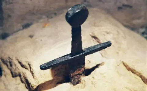 La leggendaria spada nella roccia, simbolo di un antico re.