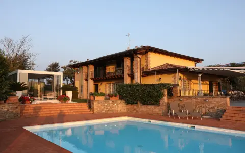 Un casale con piscina e giardino, ideale per vacanze in fattoria. Relax e natura ti aspettano in questo angolo di paradiso.