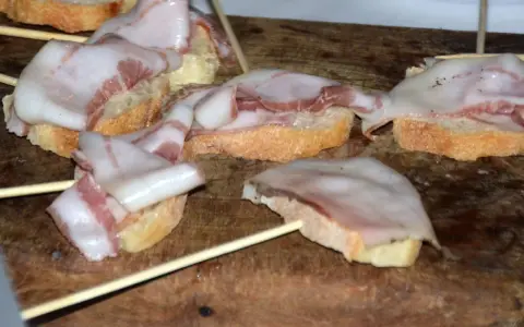 Bruschette con lardo di Colonnata, un modo delizioso per gustare questo salume.