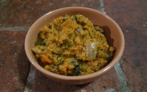 Una ciotola di ribollita senese, ricca e saporita, con pane raffermo, verdure e fagioli.