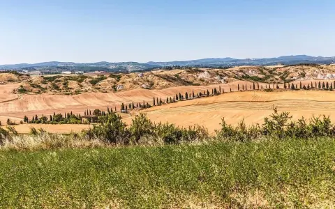 Colline dorate e cipressi iconici, un paesaggio da sogno per un tour toscana 5 giorni.