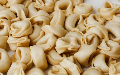 Tortellini freschi, un classico delle specialità romagnole, pronti per essere gustati in un piatto fumante.