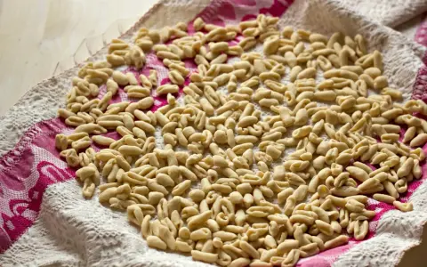 Pasta fresca fatta in casa, pronta per diventare uno dei piatti tipici molisani.