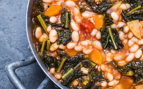 Un saporito stufato di fagioli, cavolo nero e zucca, un classico esempio di cosa mangiare in Toscana.