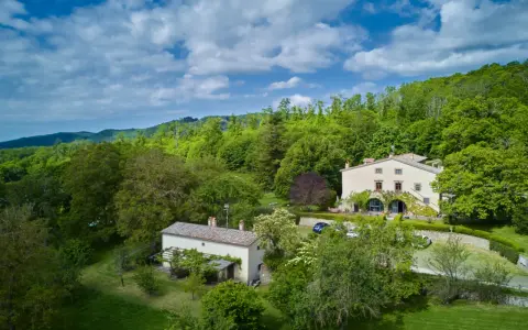 Casale immerso nel verde, tra colline lussureggianti, dove si trova il Monte Amiata. Un luogo di pace e natura.