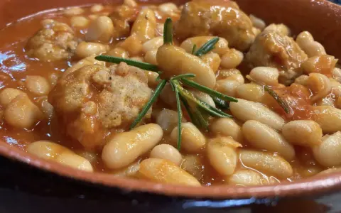 Fagioli all'uccelletto in umido con polpettine e rosmarino. Forse si chiamano così perché ricordano un piatto rustico, semplice e saporito, come quello che mangiavano gli uccelletti.