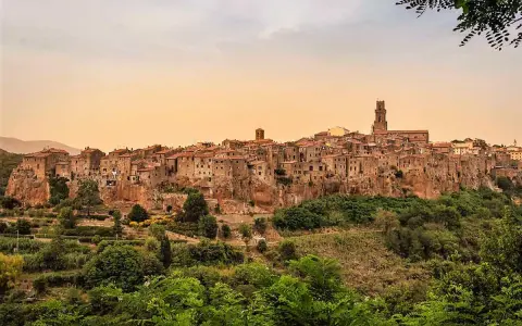 Pitigliano, un gioiello da scoprire: ecco cosa visitare in Toscana in 1 giorno, arroccato su una rupe tufacea.