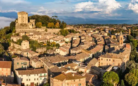 Sarteano cosa vedere: borgo medievale con castello imponente, tetti in cotto e vicoli suggestivi. Un panorama incantevole.