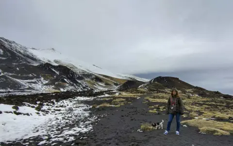Escursione invernale sull'Etna, un'idea su dove andare in Sicilia con i bambini per un'avventura unica tra neve e vulcani.