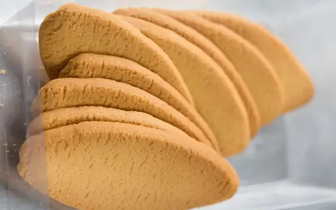 Biscotti dorati, fragranti e dalla forma allungata, un classico tra i dolci tipici di Pavia, pronti per essere gustati.